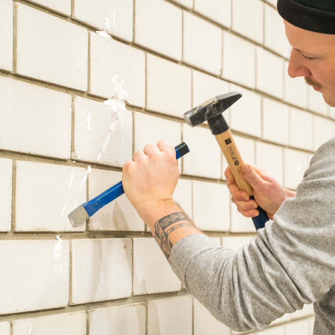 putzreste-mit-meissel-entfernen